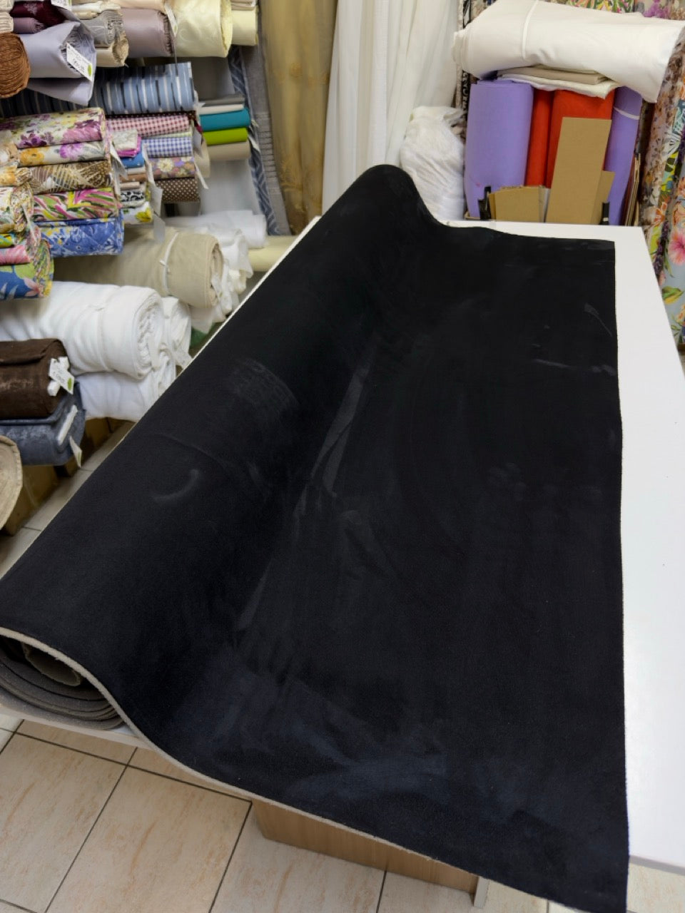 Alkantara Premium Crna – Materijal za Auto Enterijer i Tapetarstvo | 150 cm - DjinaTeks