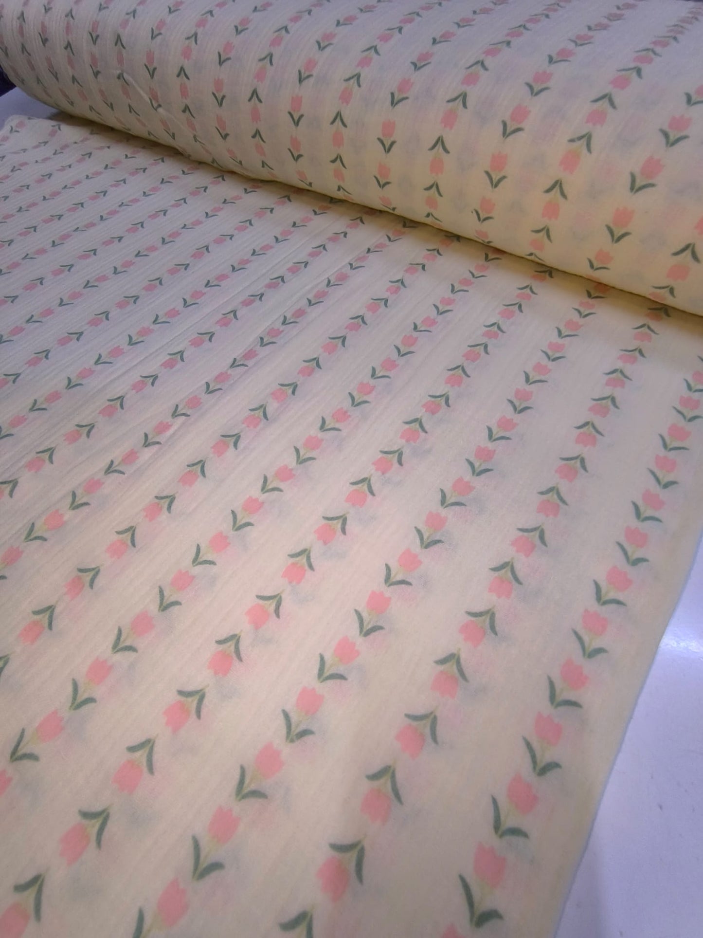 Krep Muslin Šareni Pamuk – Lagan i Prozračan Materijal za Letnju Odecu - DjinaTeks