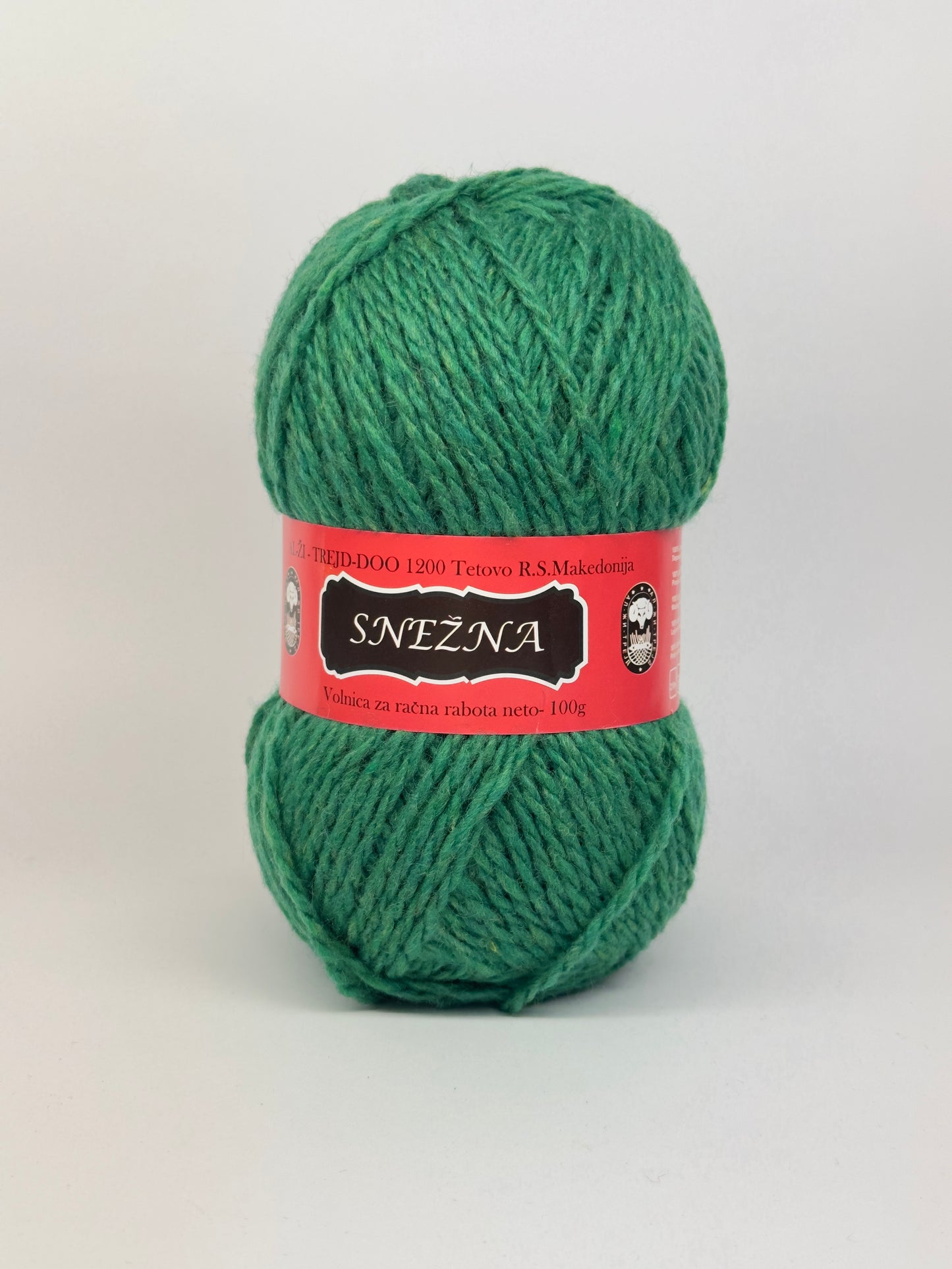 Vunica Snezna 100g – sinteticna vunica iz Makedonije, idealna za pletenje, heklanje, kape, salove i dzempere