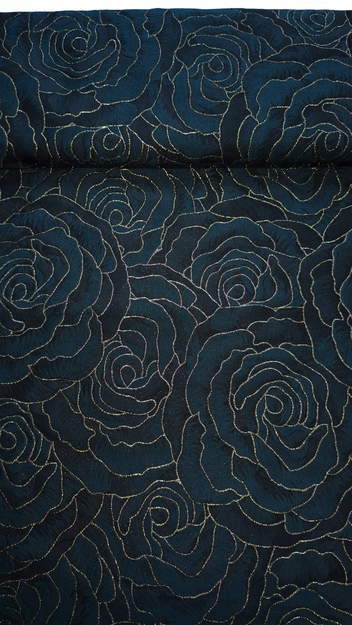 Brokat Rosa sa reljefnim ružama – svečana tkanina za haljine - DjinaTeks