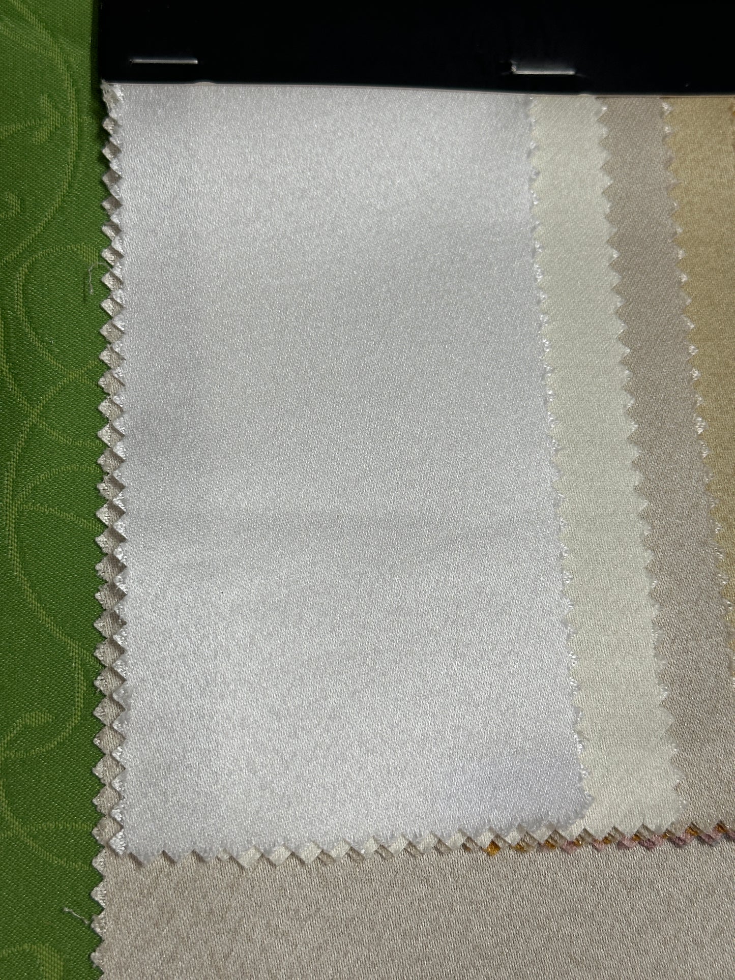 Beli Damast Glat Gotov Stolnjak Više Dimenzija (135x135, 180x135, 220x135, 275x135)