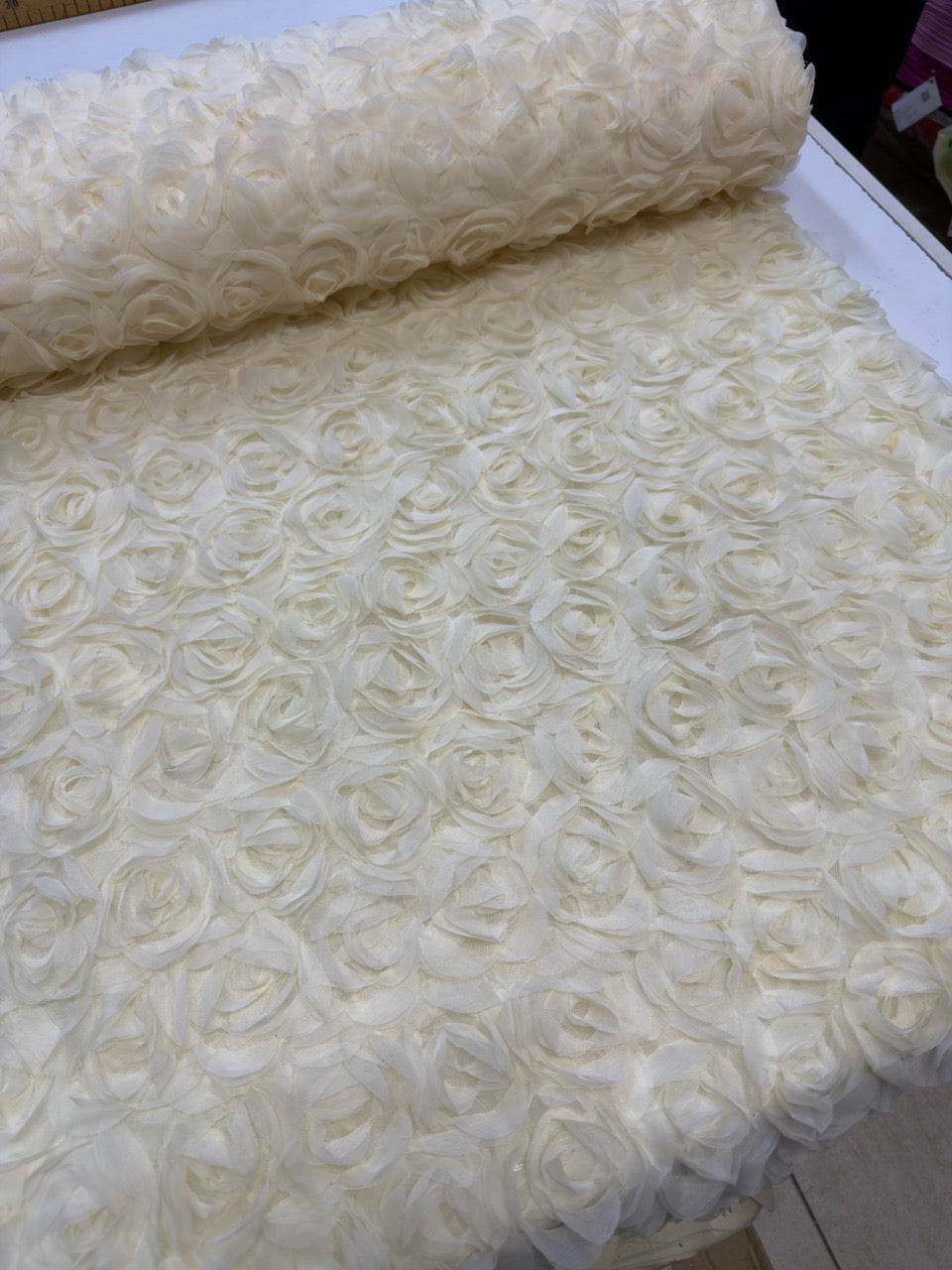 3D Čipka sa ružama „STELA“ – Ekskluzivna elegancija za glamurozne haljine - DjinaTeks