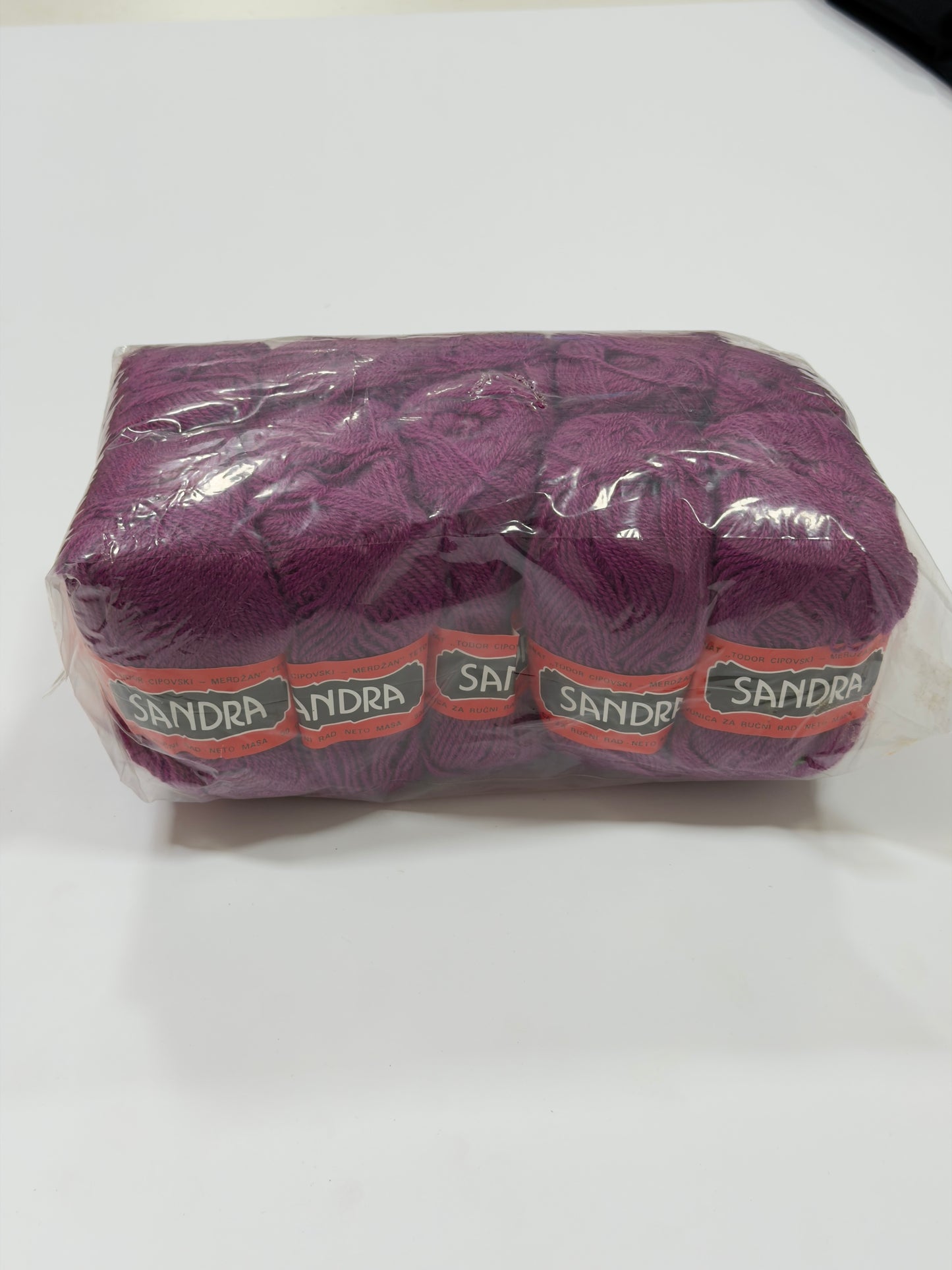 Makedonska Vunica za pletenje Sandra 15% Runska Vuna, 85% Poliakril 50g/100m