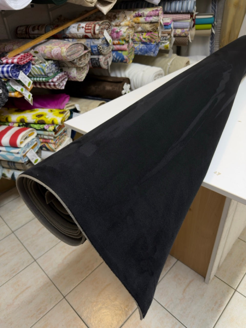 Alkantara Premium Crna – Materijal za Auto Enterijer i Tapetarstvo | 150 cm - DjinaTeks