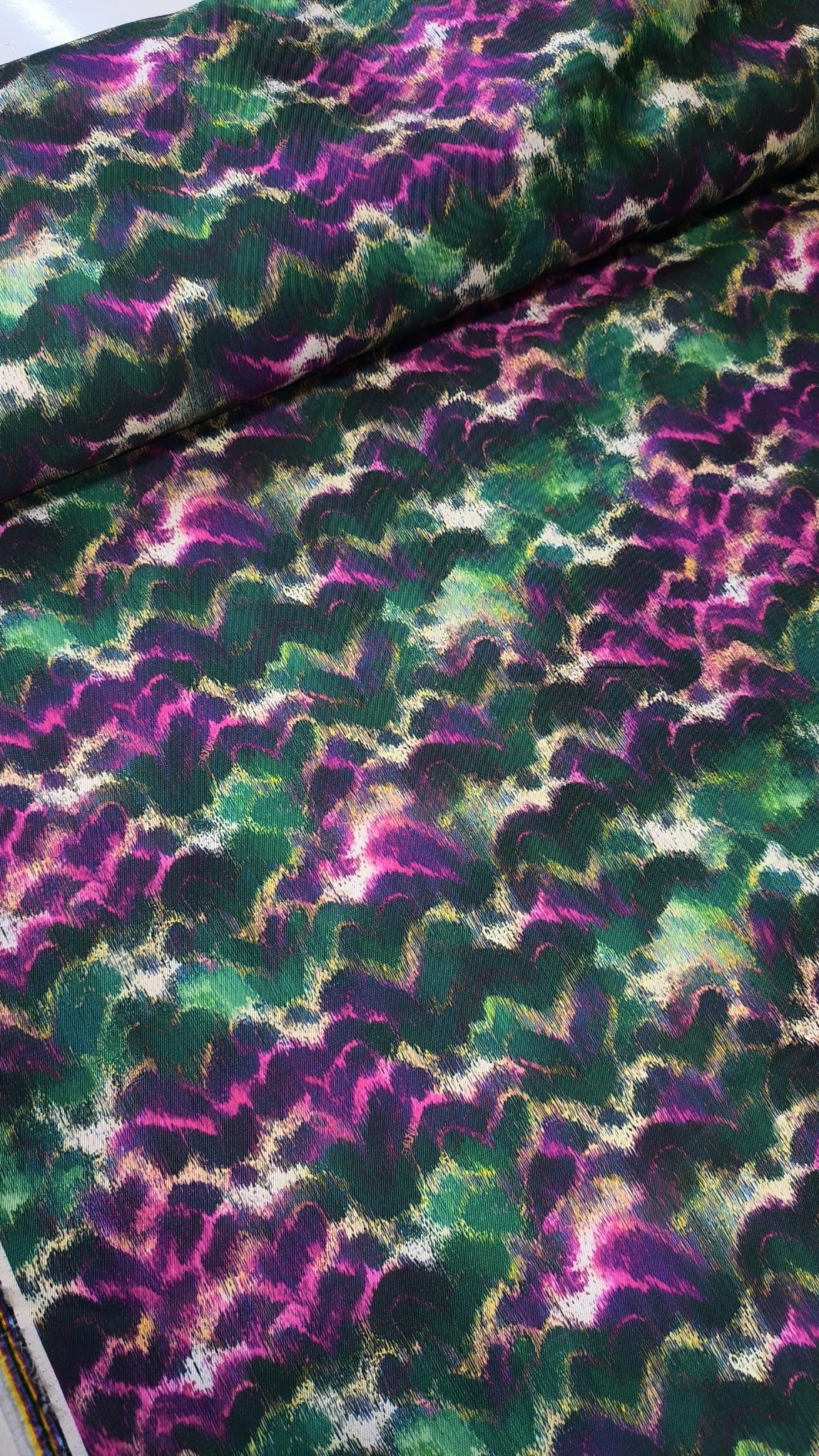 Brokat saten – dezenirani materijal za maturske i svečane haljine - DjinaTeks