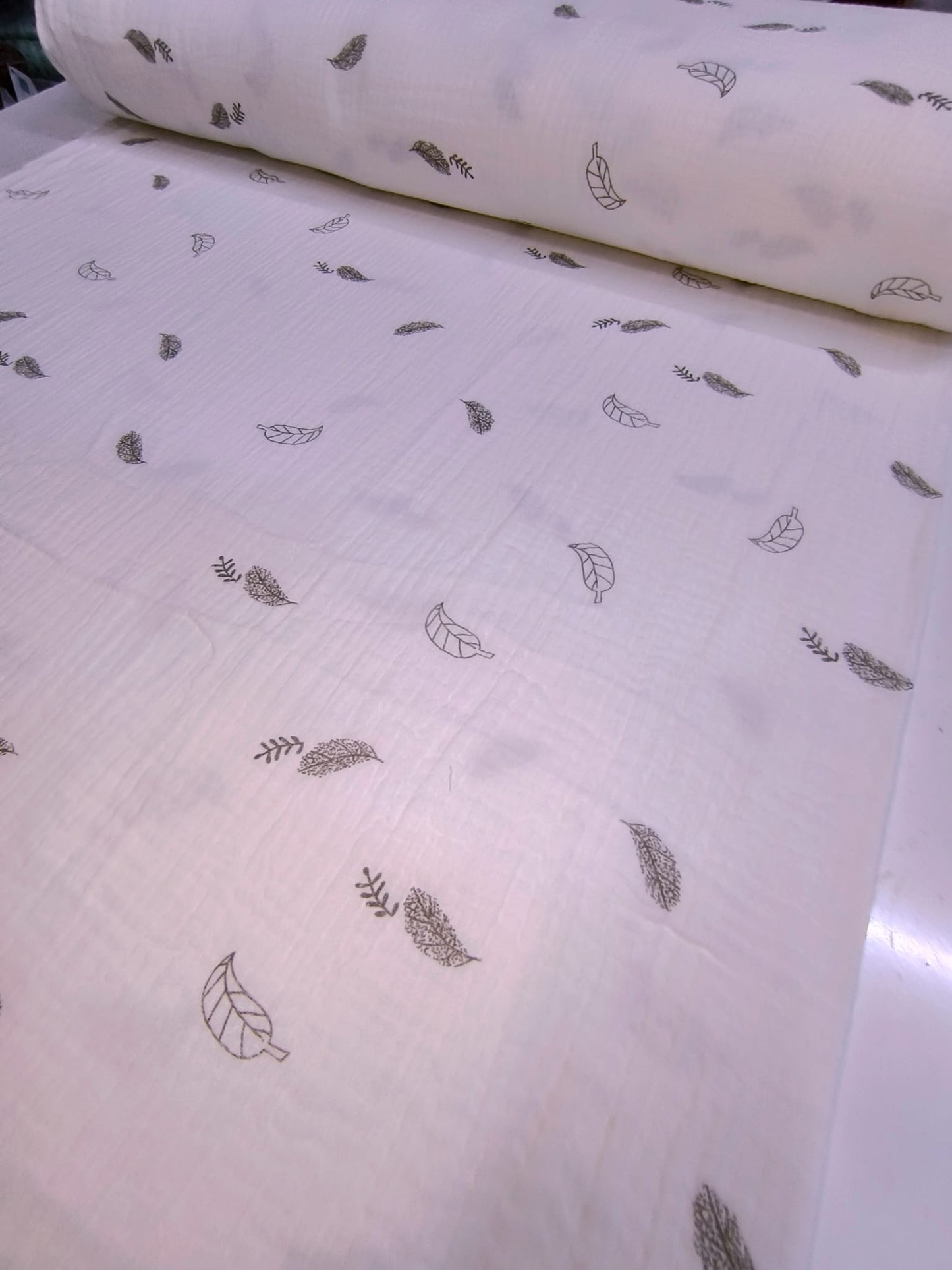Krep Muslin Šareni Pamuk – Lagan i Prozračan Materijal za Letnju Odecu - DjinaTeks