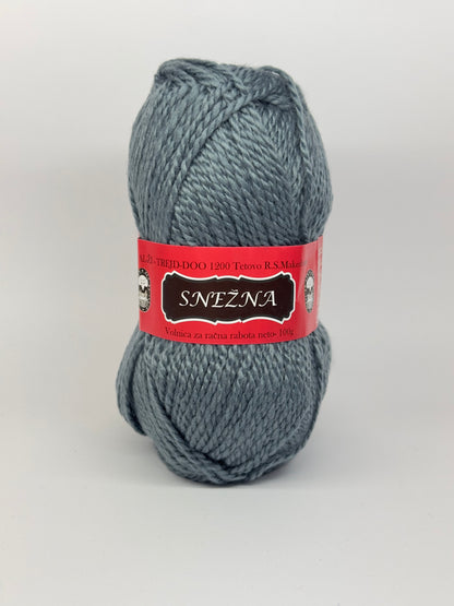 Vunica Snezna 100g – sinteticna vunica iz Makedonije, idealna za pletenje, heklanje, kape, salove i dzempere

