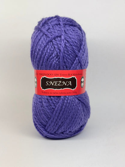 Vunica Snezna 100g – sinteticna vunica iz Makedonije, idealna za pletenje, heklanje, kape, salove i dzempere
