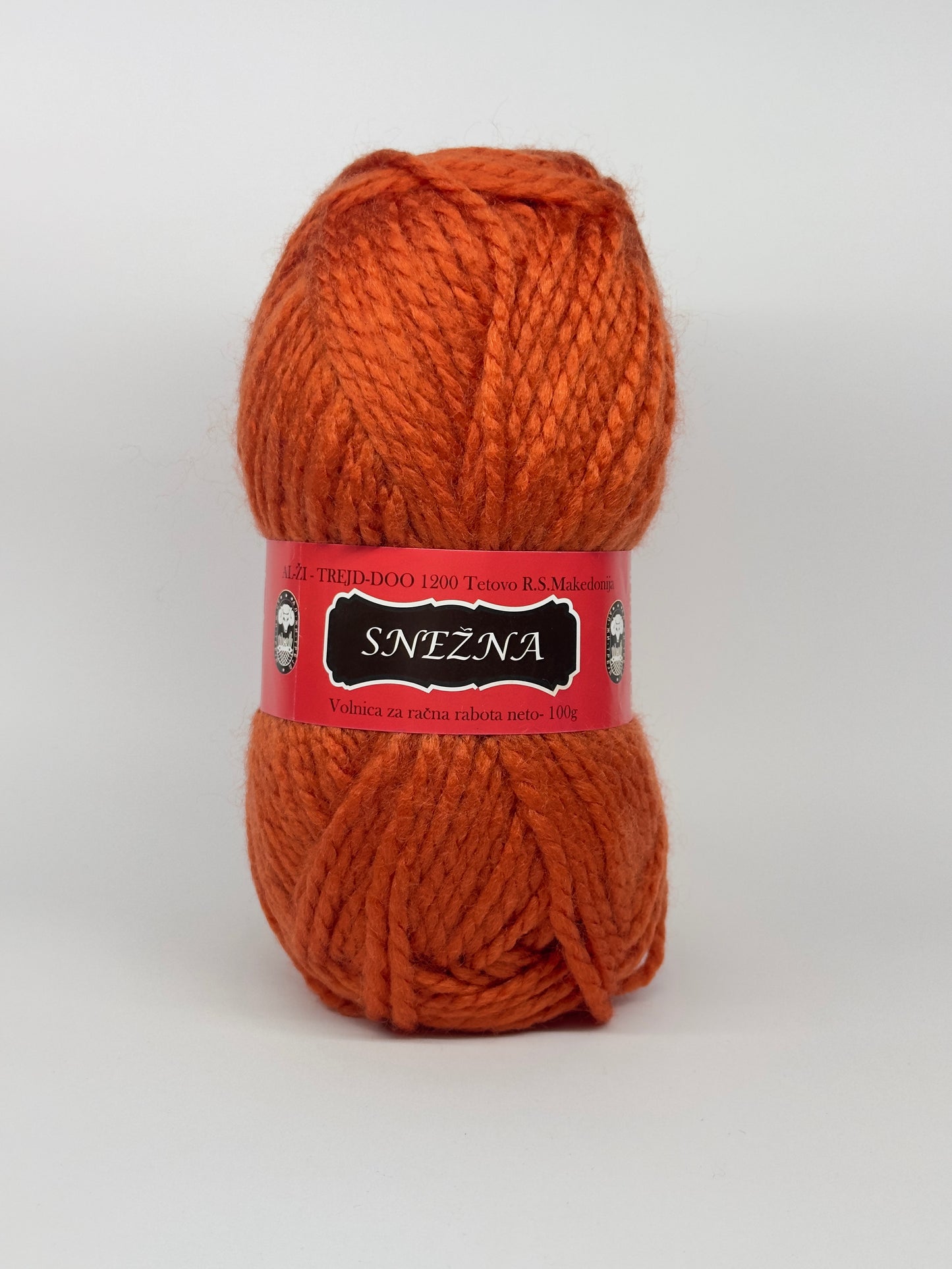 Vunica Snezna 100g – sinteticna vunica iz Makedonije, idealna za pletenje, heklanje, kape, salove i dzempere
