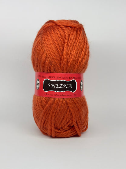 Vunica Snezna 100g – sinteticna vunica iz Makedonije, idealna za pletenje, heklanje, kape, salove i dzempere
