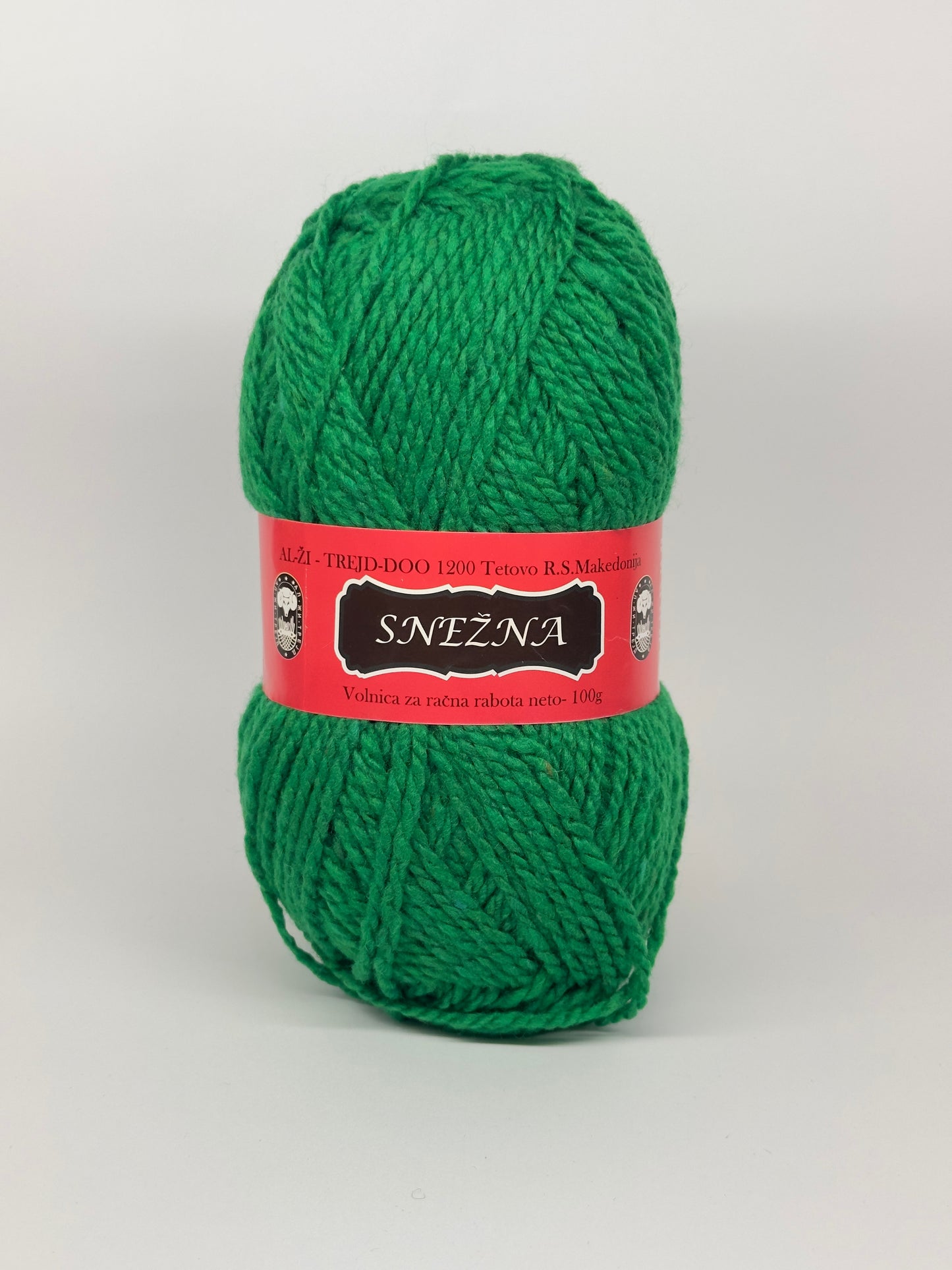 Vunica Snezna 100g – sinteticna vunica iz Makedonije, idealna za pletenje, heklanje, kape, salove i dzempere
