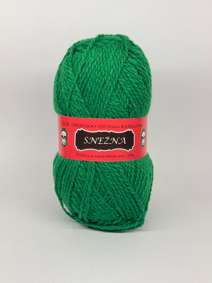 Vunica Snezna 100g – sinteticna vunica iz Makedonije, idealna za pletenje, heklanje, kape, salove i dzempere
