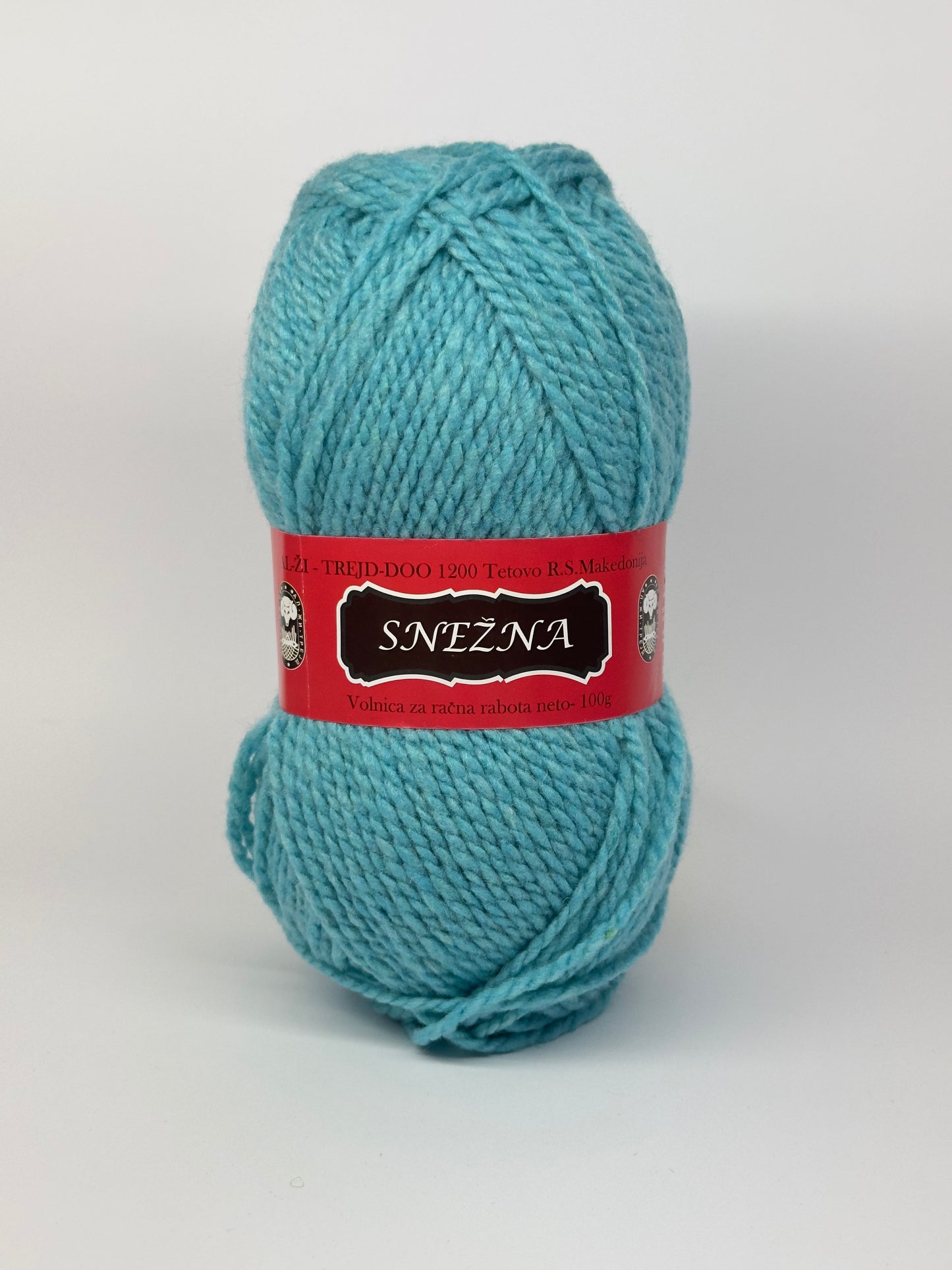 Vunica Snezna 100g – sinteticna vunica iz Makedonije, idealna za pletenje, heklanje, kape, salove i dzempere
