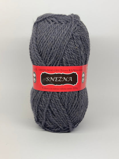 Vunica Snezna 100g – sinteticna vunica iz Makedonije, idealna za pletenje, heklanje, kape, salove i dzempere
