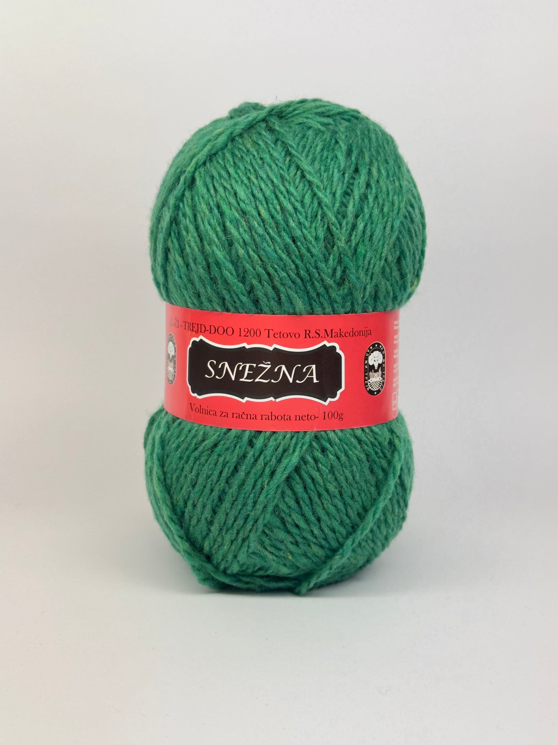 Vunica Snezna 100g – sinteticna vunica iz Makedonije, idealna za pletenje, heklanje, kape, salove i dzempere

