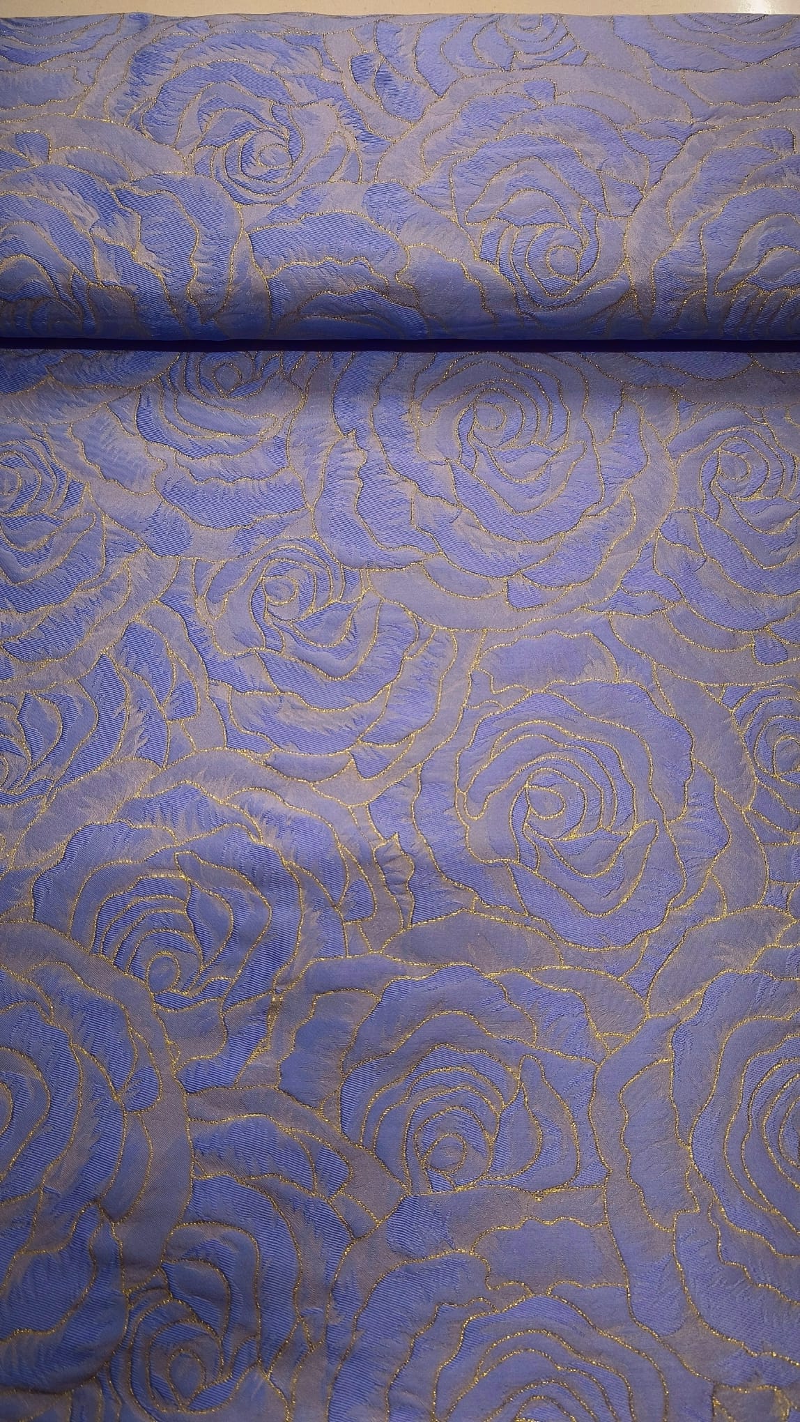 Brokat Rosa sa reljefnim ružama – svečana tkanina za haljine - DjinaTeks