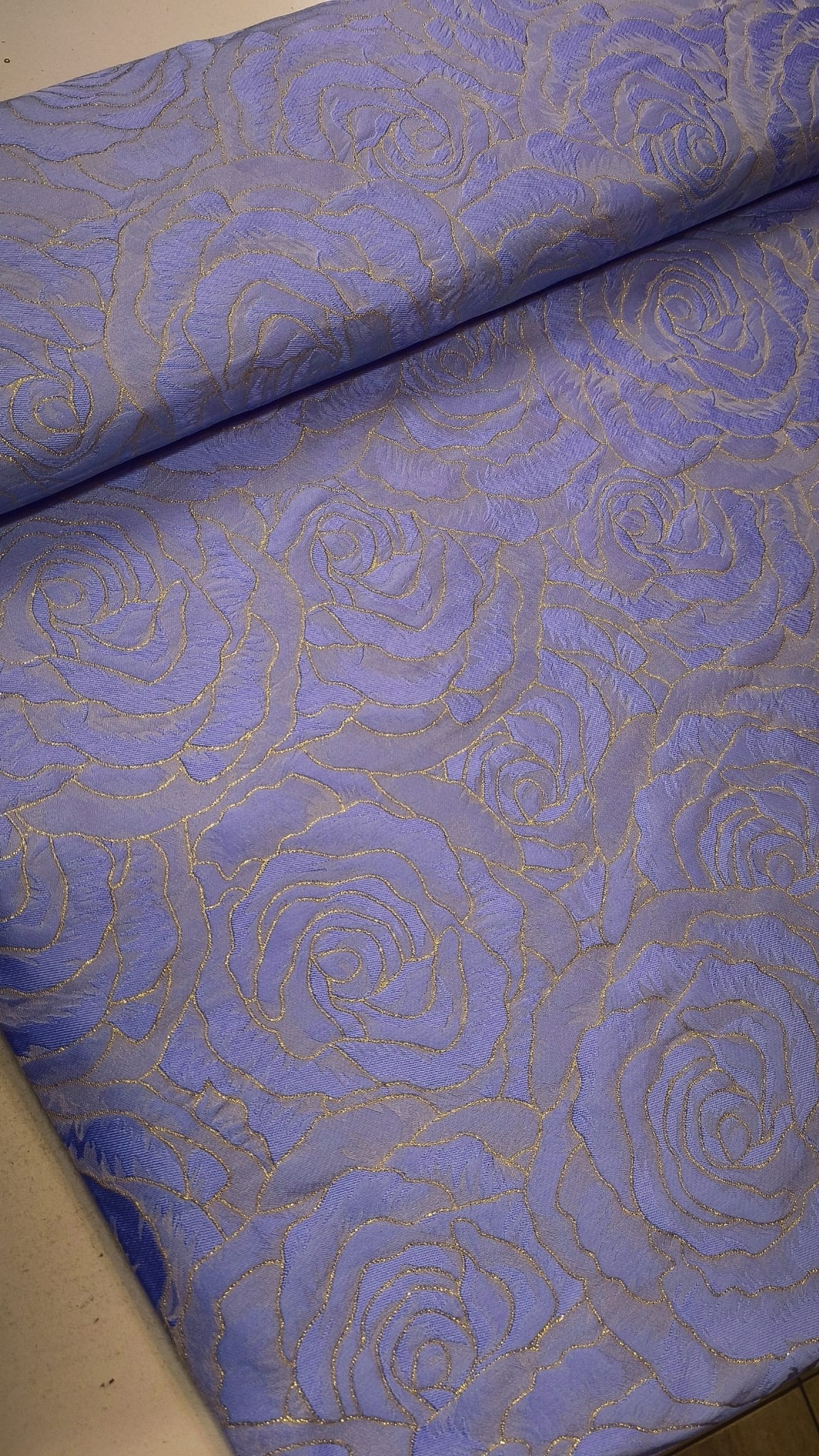 Brokat Rosa sa reljefnim ružama – svečana tkanina za haljine - DjinaTeks