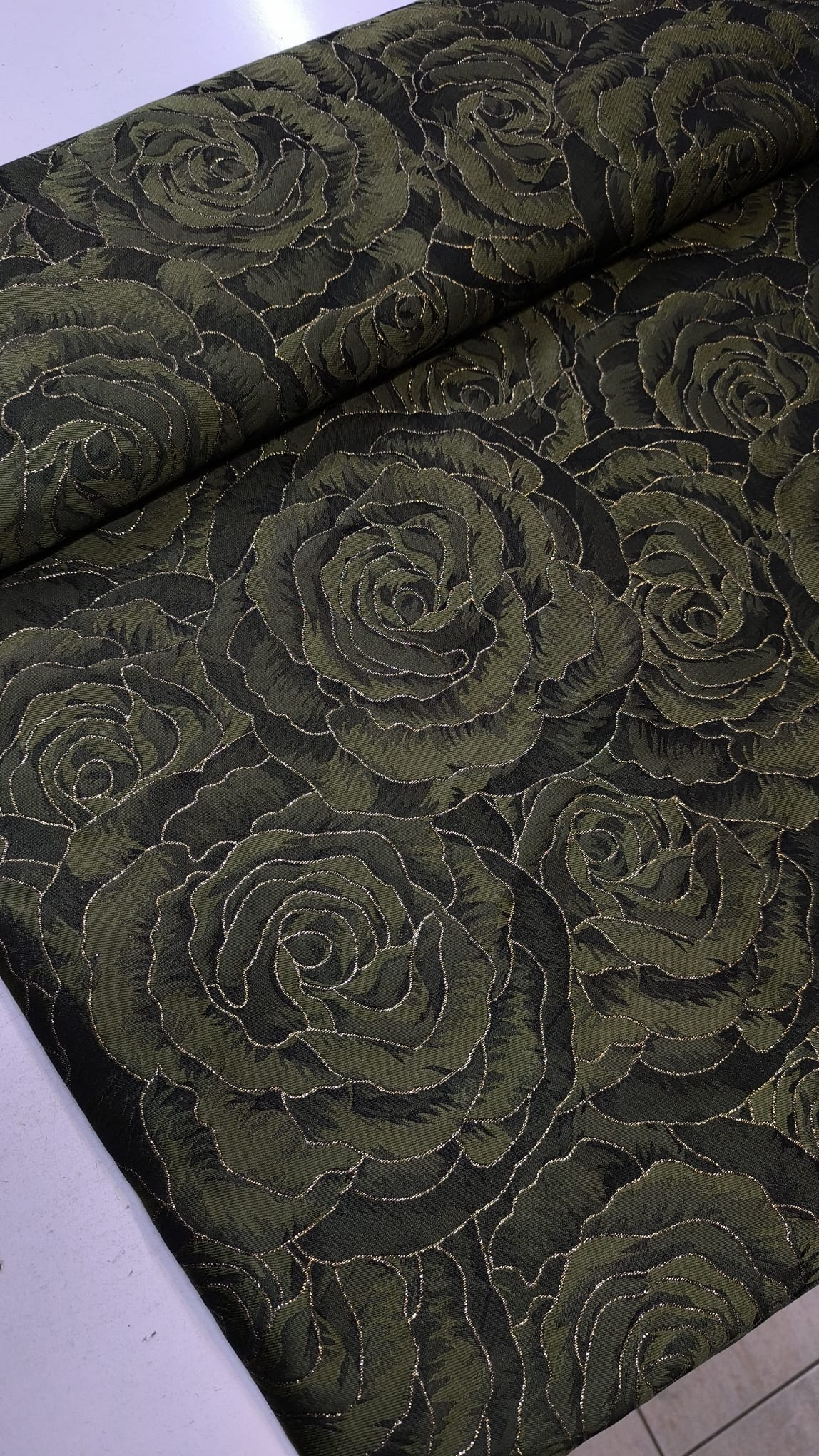 Brokat Rosa sa reljefnim ružama – svečana tkanina za haljine - DjinaTeks