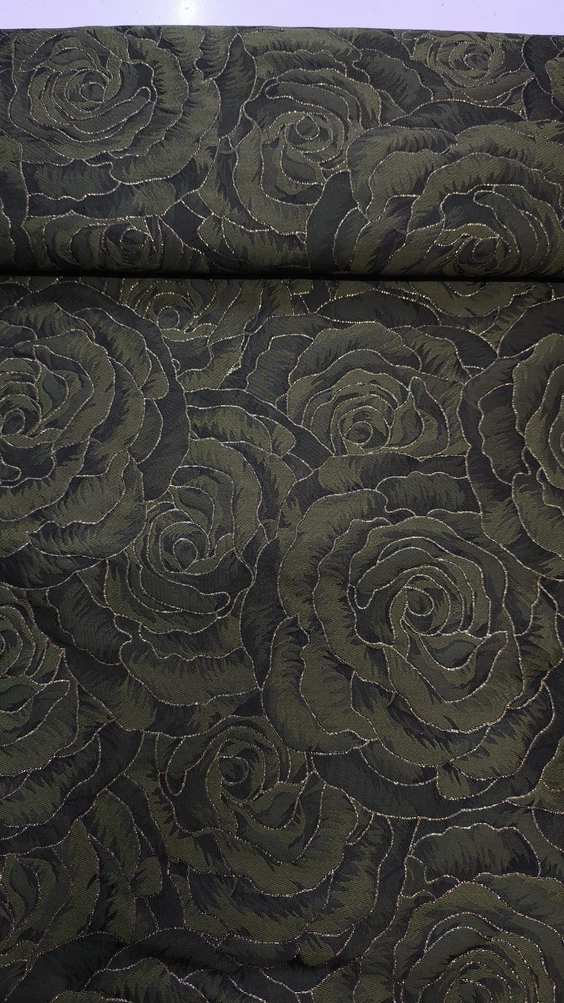 Brokat Rosa sa reljefnim ružama – svečana tkanina za haljine - DjinaTeks