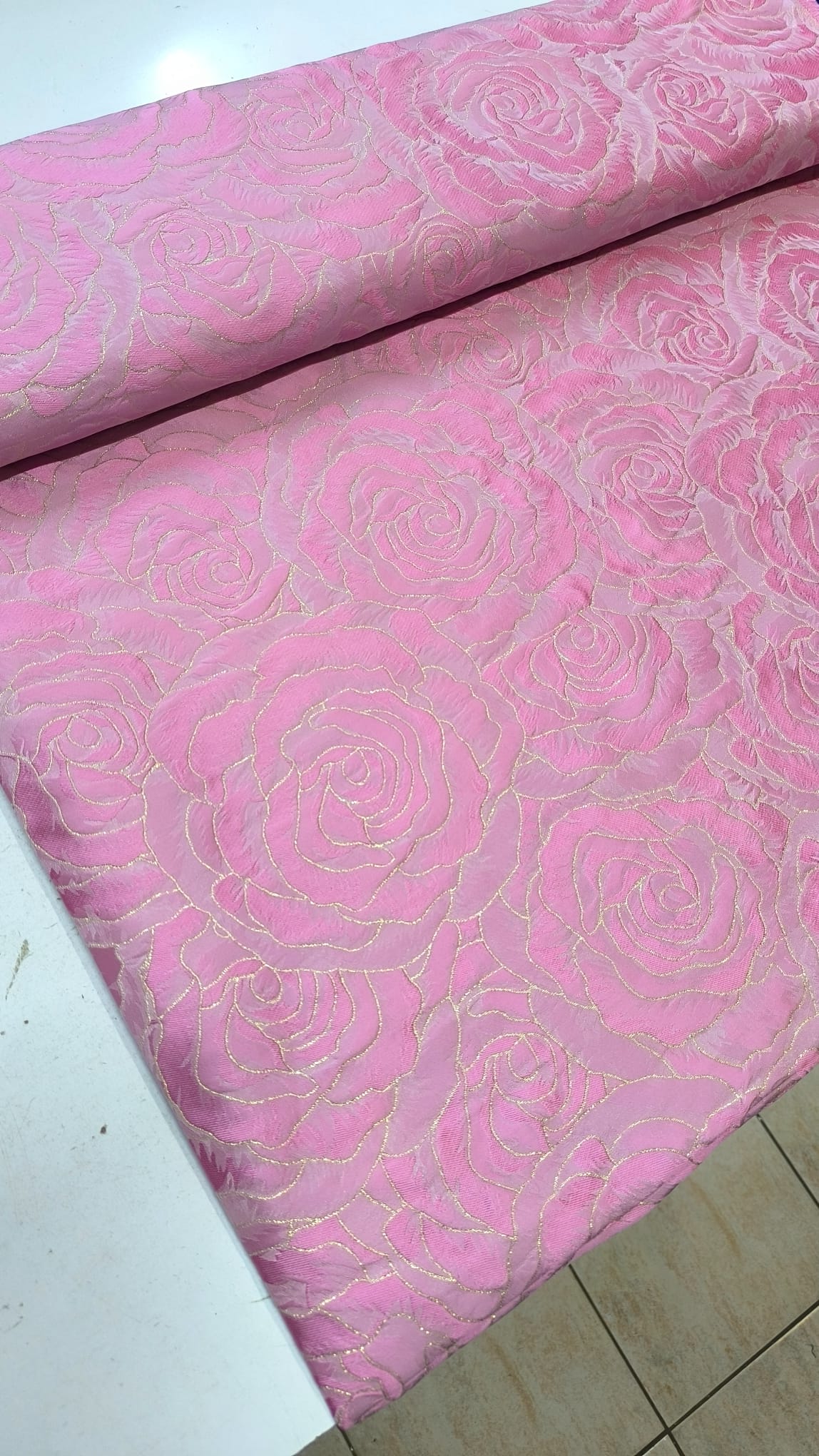 Brokat Rosa sa reljefnim ružama – svečana tkanina za haljine - DjinaTeks