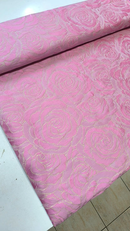 Brokat Rosa sa reljefnim ružama – svečana tkanina za haljine - DjinaTeks