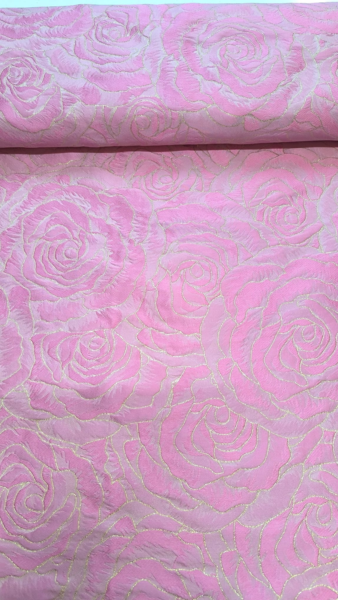 Brokat Rosa sa reljefnim ružama – svečana tkanina za haljine - DjinaTeks