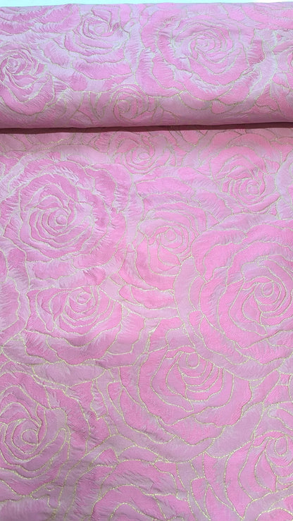 Brokat Rosa sa reljefnim ružama – svečana tkanina za haljine - DjinaTeks