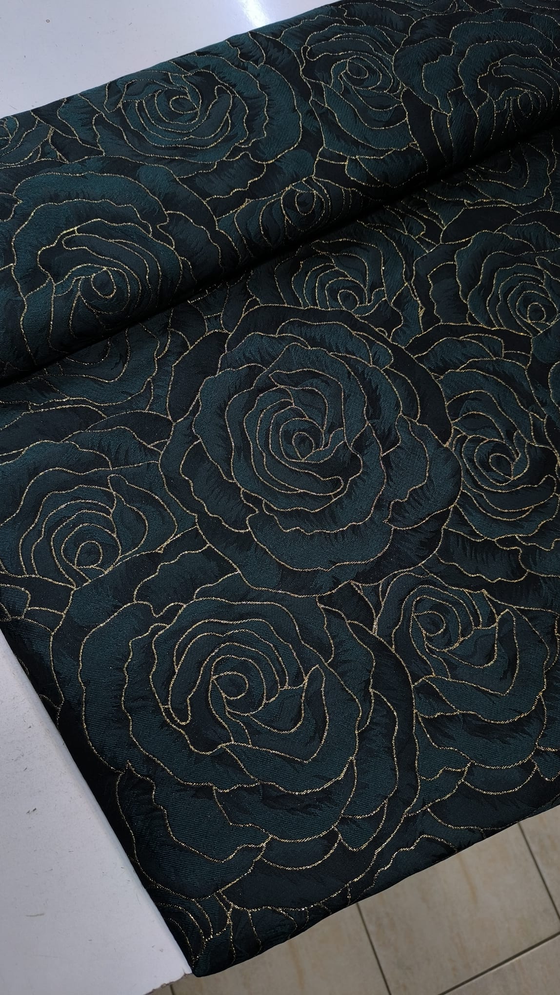 Brokat Rosa sa reljefnim ružama – svečana tkanina za haljine - DjinaTeks