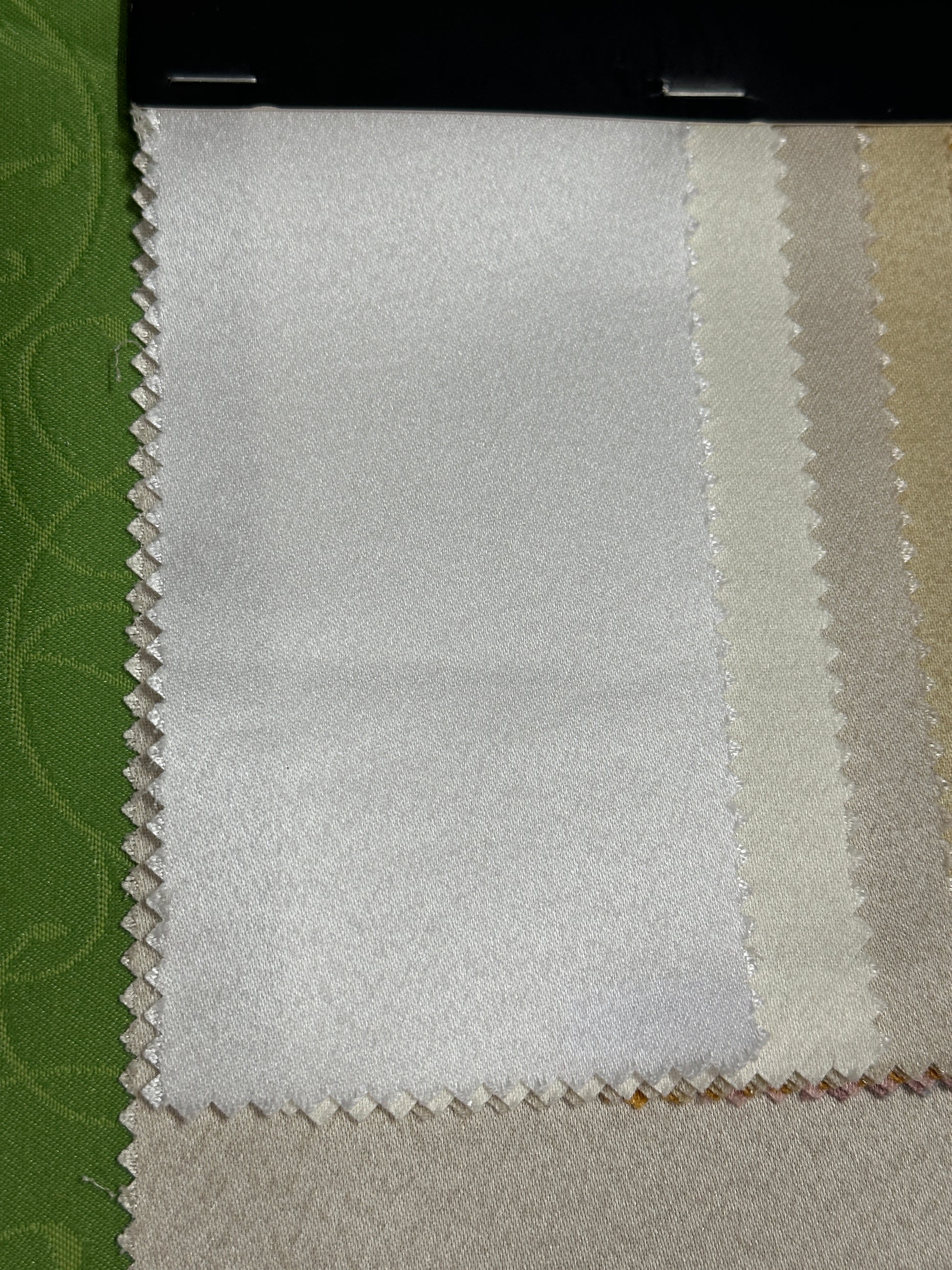 Beli Damast Glat Gotov Stolnjak Više Dimenzija (135x135, 180x135, 220x135, 275x135)