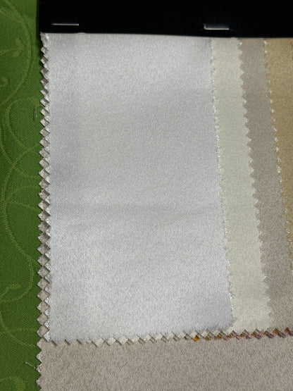 Beli Damast Glat Gotov Stolnjak Više Dimenzija (135x135, 180x135, 220x135, 275x135)