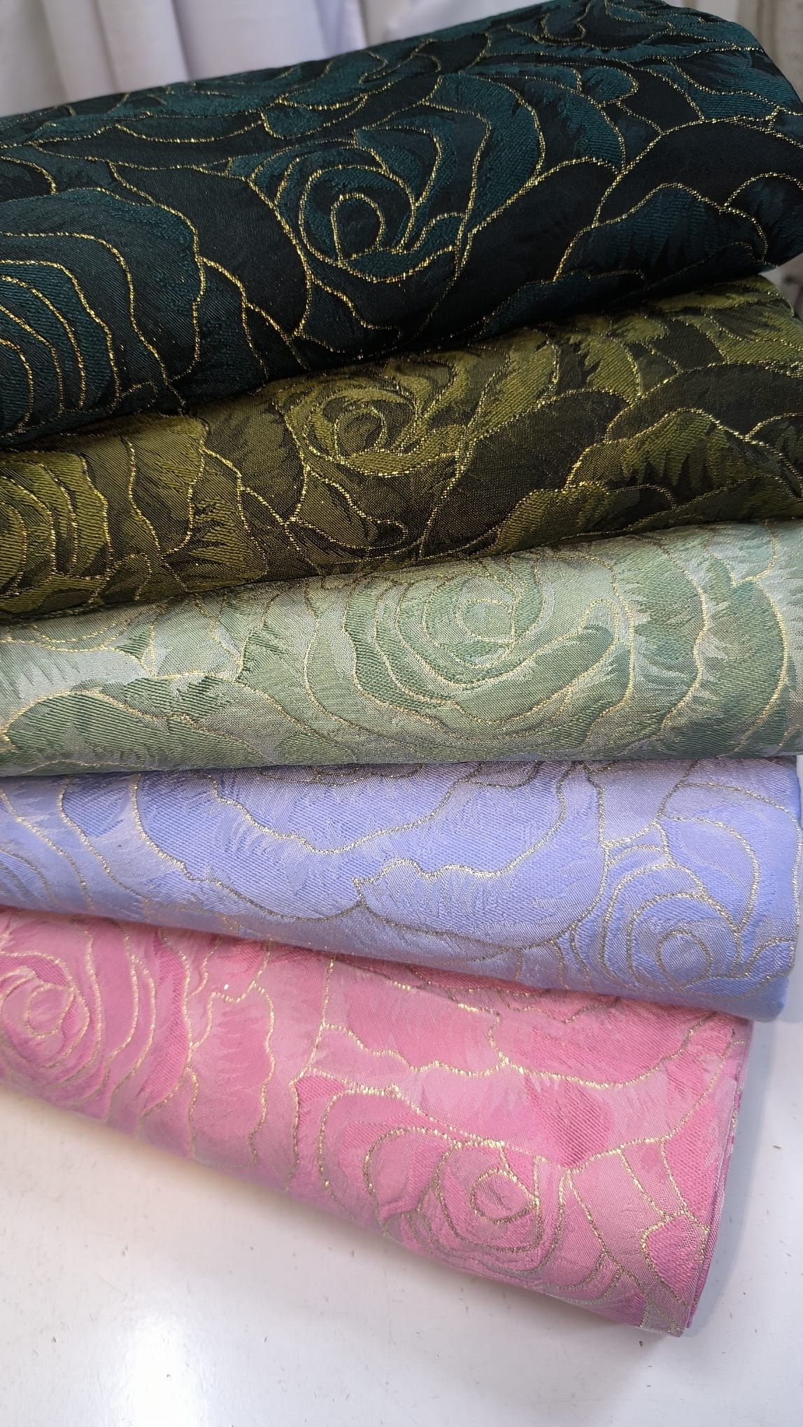 Brokat Rosa sa reljefnim ružama – svečana tkanina za haljine - DjinaTeks