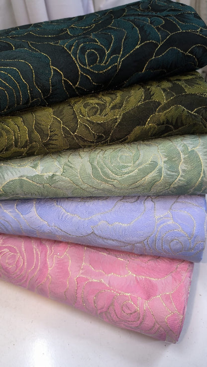 Brokat Rosa sa reljefnim ružama – svečana tkanina za haljine - DjinaTeks