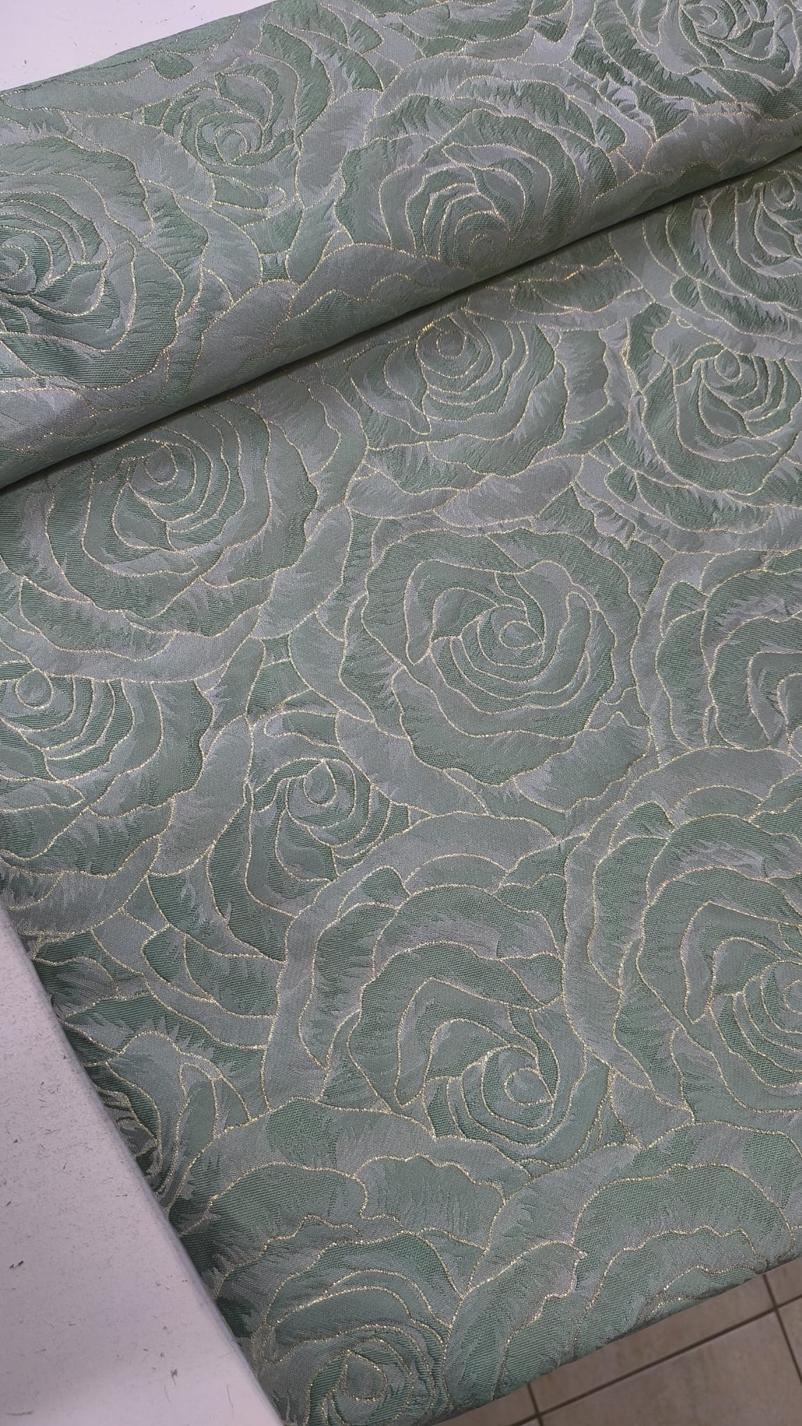 Brokat Rosa sa reljefnim ružama – svečana tkanina za haljine - DjinaTeks