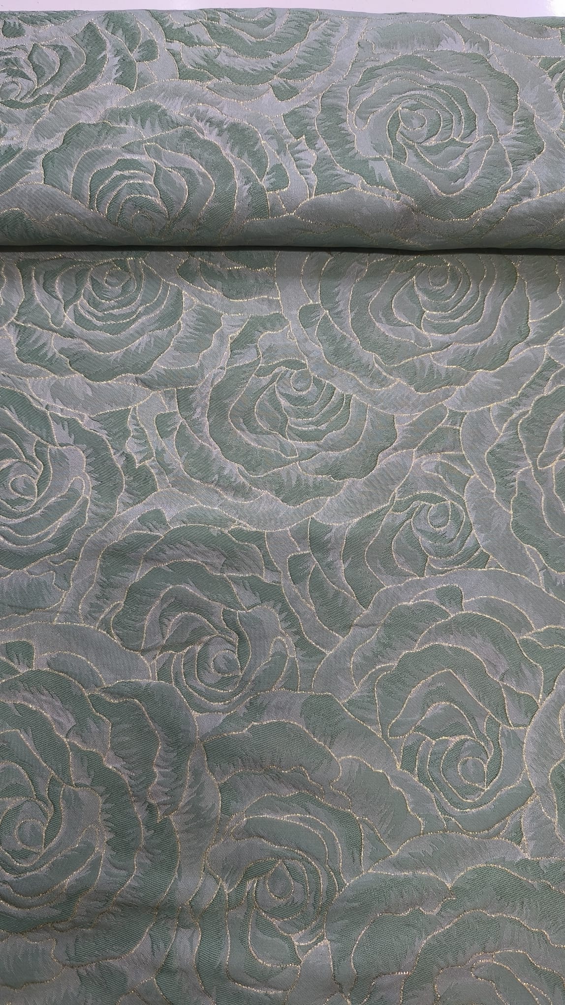 Brokat Rosa sa reljefnim ružama – svečana tkanina za haljine - DjinaTeks